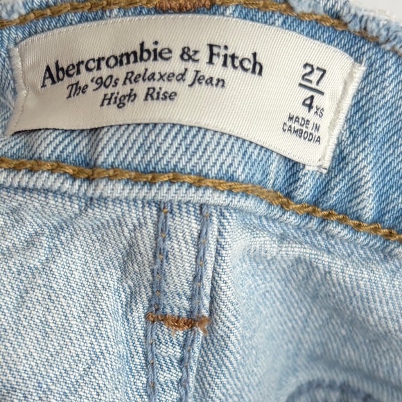 Abercrombie & Fitch 26” Inseam The 90s Relaxed Jean Hivh Rise Light Wash Busted - Picture 2 of 7